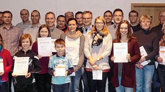 Sportabzeichenübergabe 2016 - Diese sportlichen Jugendlichen und Erwachsenen bekamen beim TuS Großrinderfeld das Sportabzeichen überreicht. Sportabzeichenübergabe 2016 - Diese sportlichen Jugendlichen und Erwachsenen bekamen beim TuS Großrinderfeld das Sportabzeichen überreicht.