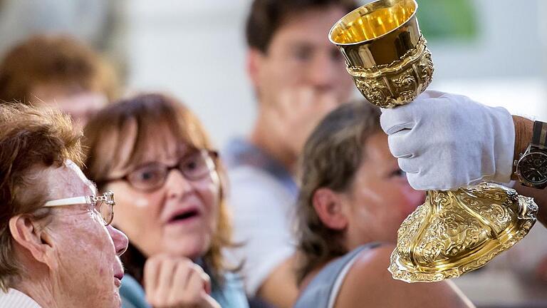 Eine wunderschöne Goldschmiedearbeit: der Kelch mit fürstbischöflichem Medaillon.