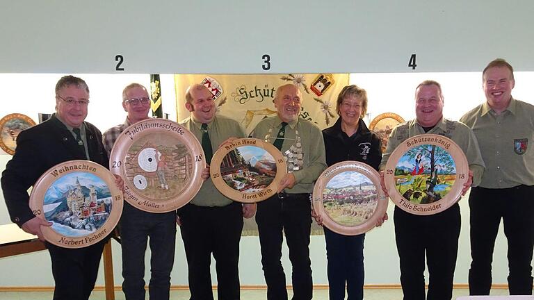 Das Königshaus und Scheibengewinner präsentieren sich (von links): Norbert Fechner, Dietmar Mock, Thomas Wehner, Horst Wirth, Heike Leitschuh, Thilo Schneider und Jürgen Kohl. Foto: Diana Reppert       -  Das Königshaus und Scheibengewinner präsentieren sich (von links): Norbert Fechner, Dietmar Mock, Thomas Wehner, Horst Wirth, Heike Leitschuh, Thilo Schneider und Jürgen Kohl. Foto: Diana Reppert