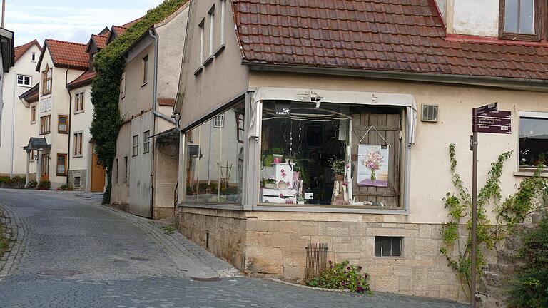 Nach einem Ortstermin beschloss der Bauausschuss Mellrichstadt, die Bauerngasse ab der Scheune der Gärtnerei Loose bis zur Einmündung in die untere Hauptstraße auszubauen