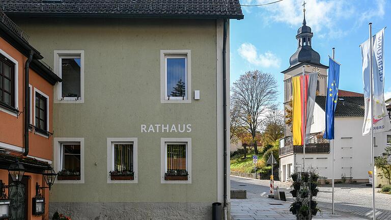 Unter anderem im Trauzimmer des Gerbrunner Rathauses kann am Sonntag über das Industriegebiet abgestimmt werden.