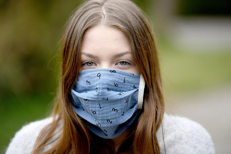 Weil eine Jugendliche bei einem zufälligen Treffen mit zwei Freundinnen - im Gegensatz zu der jungen Frau auf unserem Symbolbild - keine Maske trug, flatterte ihr beziehungsweise ihren Eltern ein Schreiben des Landratsamtes ins Haus. Weil eine Jugendliche bei einem zufälligen Treffen mit zwei Freundinnen - im Gegensatz zu der jungen Frau auf unserem Symbolbild - keine Maske trug, flatterte ihr beziehungsweise ihren Eltern ein Schreiben des Landratsamtes ins Haus. 