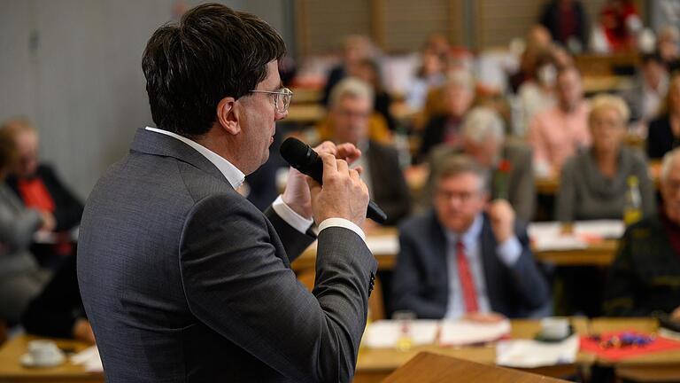 Beim Bezirksparteitag der Unterfranken-SPD in Ochsenfurt (Lkr. Würzburg) schwörte Bayerns SPD-Chef Florian von Brunn seine Parteifreunde auf den Landtagswahlkampf ein. Klares Ziel: Regierungsverantwortung!