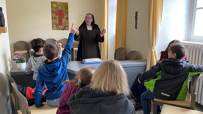 Schwester Clara-Maria erklärt Kommunionkindern aus Bad Kissingen, wie im Kloster in Rödelmaier Hostien hergestellt werden – und was den katholischen Glauben ausmacht.