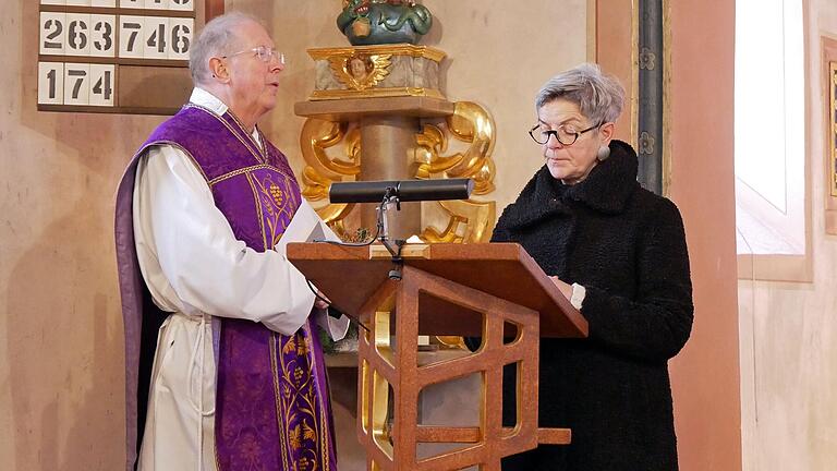 Pfarrer Burkard Zapff und Lektorin Maria Scheller beim Patrozinium der Kirche St. Nikolaus in Rupprechtshausen.