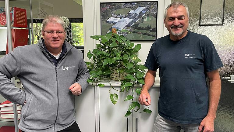 Werkleiter Roger Schweigert (links) und Elmar Seufert, Leiter im Bereich Betriebstechnik und Werkzeugbau, haben das Mellrichstädter Unternehmen in den letzten Jahrzehnten mitgestaltet.