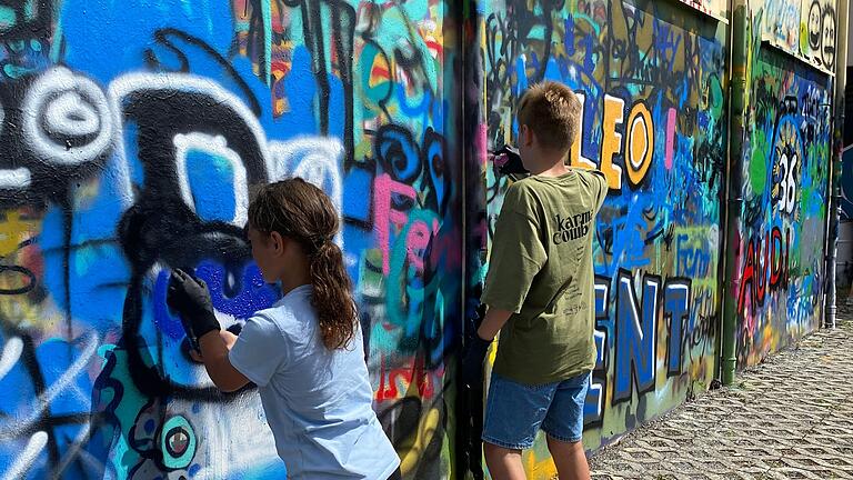 Auf dem Gelände der DDC in Schweinfurt fand in diesem Jahr das Sommerfest der Pflegefamilien statt. Neben Tanzworkshops gab es unter anderem auch eine Graffitiwand. Auf dem Gelände der DDC in Schweinfurt fand in diesem Jahr das Sommerfest der Pflegefamilien statt. Neben Tanzworkshops gab es unter anderem auch eine Graffitiwand.