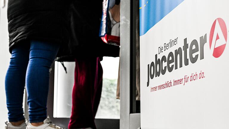 Jobcenter       -  Aus den Ländern und von Verbänden gibt es erheblichen Widerstand gegen den Plan, manche Bürgergeld-Empfänger zum monatlichen Gang zum Jobcenter zu verpflichten. (Symbolbild)