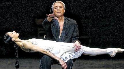 Der Chef auf der Bühne: John Neumeier mit Joelle Boulogne in &bdquo;Die Stühle&ldquo; in Hamburg.
