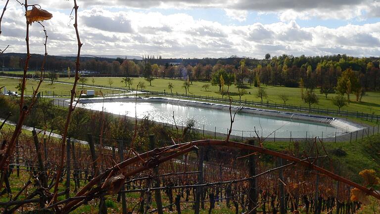 Wasserspeicher wie dieser am Fuße der Volkacher Weinlage Maria im Weingarten könnte es bald auch im Steigerwald geben. Dort kann sich Wasser bei längerem Regen sammeln und bei Trockenheit an Sonderkulturen wie Weinberge abgegeben werden.