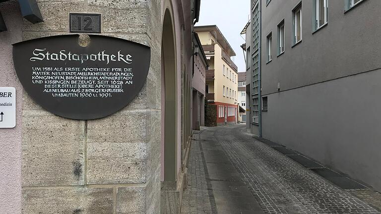 Die Apothekengasse in der Altstadt hieß bis 1936 Judengasse. Die Erinnerung an den historischen Namen der Gasse soll in Erinnerung gehalten werden. Anne Zeisner stellte im Stadtrat den Antrag, darauf mit einem neuen Straßenschild oder einem Zusatzschild hinzuweisen. Der Stadtrat nahm den Antrag wohlwollend auf.