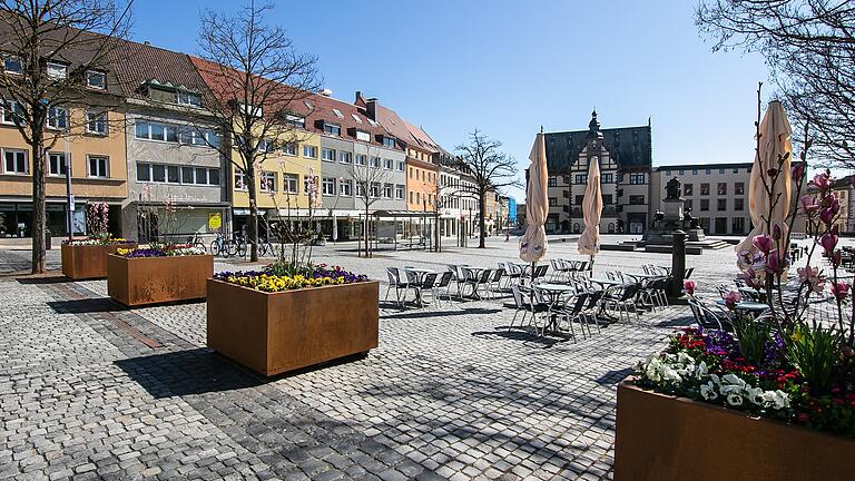 Wie ausgestorben ist der Schweinfurter Marktplatz im Moment nicht nur am Wochenende. Die Ausgangsbeschränkungen wegen der Coronakrise hatten auch zur Folge, dass fast alle Geschäfte in der Stadt schließen mussten. Welche Folgen das haben wird, ist offen.