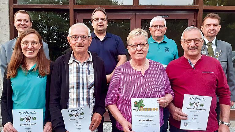 Auf dem Foto die Ehrungen Gaumeister: vorne von links Ute Lindemann, Alfons Leicht, Michaela Albert, Theo Albert; hinten von links Sportleiter Thorsten Albert, Bürgermeister Michael Custodis, Walter Reubelt und 1. Schützenmeister Jürgen Albert.