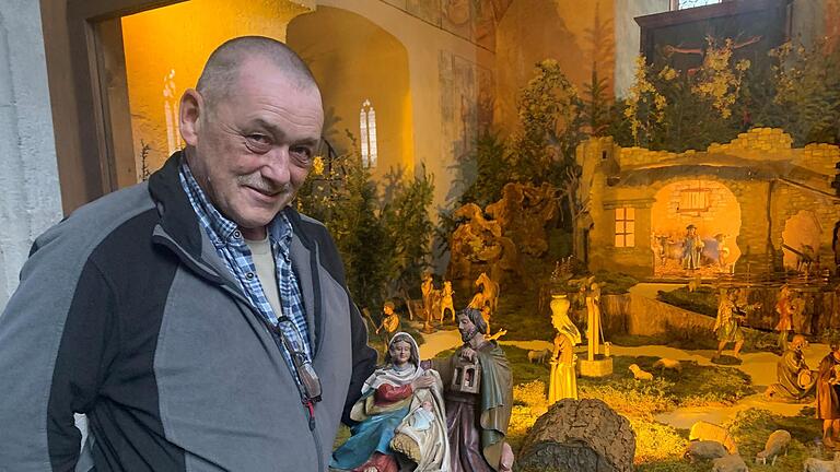 An Heiligabend stellt Christian Schmitt die heilige Familie in die Krippe der Stadtpfarrkirche. Die Geburtsszene ist nur wenige Tage zu sehen und wird dann durch andere Figuren der heiligen Familie ersetzt.       -  An Heiligabend stellt Christian Schmitt die heilige Familie in die Krippe der Stadtpfarrkirche. Die Geburtsszene ist nur wenige Tage zu sehen und wird dann durch andere Figuren der heiligen Familie ersetzt.