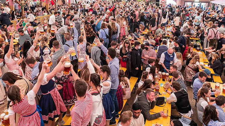 Beim Frühjahrsvolksfest in Würzburg werden in diesem Jahr wieder viele Besucherinnen und Besucher erwartet. Sollte es männerfreie Tage geben, damit sich Frauen sicherer fühlen können? Beim Frühjahrsvolksfest in Würzburg werden in diesem Jahr wieder viele Besucherinnen und Besucher erwartet. Sollte es männerfreie Tage geben, damit sich Frauen sicherer fühlen können?