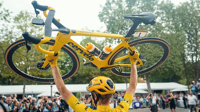 Tour-de-France-Sieger Jonas Vingegaard mit seinem Rennrad: Viele Teile am Sportgerät stammen von der Schweinfurter Firma SRAM.