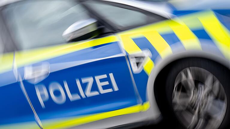 Polizei       -  In Augsburg stoppte die Polizei einen 25-jährigen Autofahrer, der mit überhöhter Geschwindigkeit und unter Alkoholeinfluss unterwegs war. (Symbolbild)