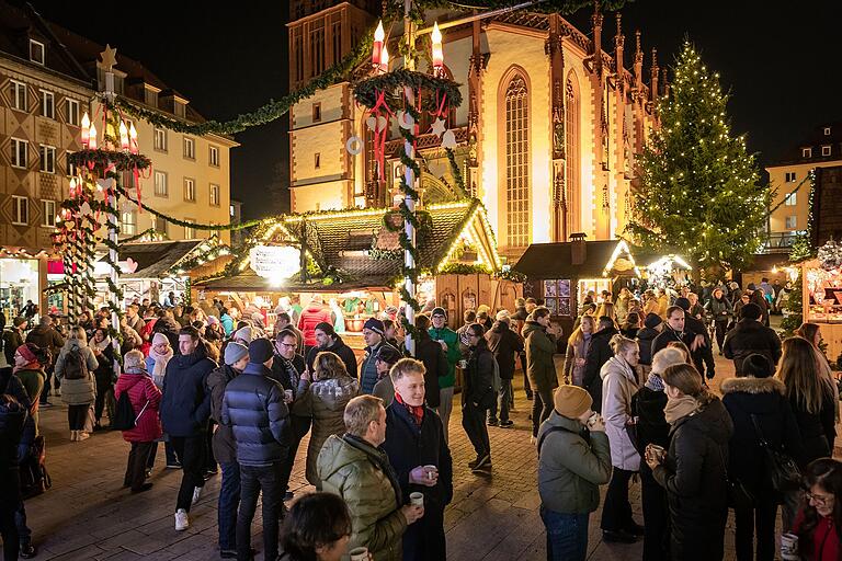 Der Würzburger Weihnachtsmarkt ist nicht nur bei den Würzburgerinnen und Würzburgern beliebt. Der Würzburger Weihnachtsmarkt ist nicht nur bei den Würzburgerinnen und Würzburgern beliebt.