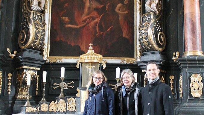 Das zentrale Gemälde am Hochaltar der Gerolzhöfer Friedhofskapelle ist zurückgekehrt. Im Bild (von links) die Restauratorinnen Cornelia Patterson und Jutta Minor sowie Bürgermeister Thorsten Wozniak.