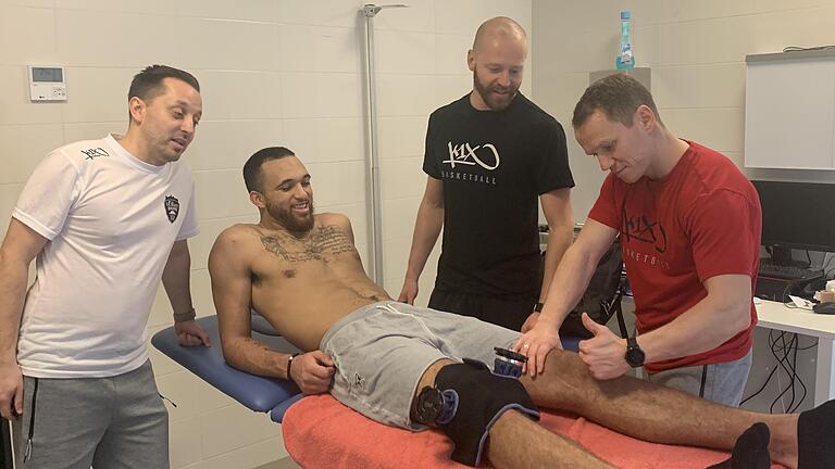 Offenbar alles okay: Im Trainingslager der Baskets (von links): Teammanager Sebastian Glosemeier, Spieler Brekkott Chapman, Athletiktrainer Philipp Burneckas, Physiotherapeut Ronny Frank.