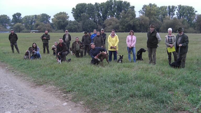 Motiviert und voller Tatendrang, aber auch noch ein wenig aufgeregt präsentierten sich die Hunde mit ihren Führern vor der Brauchbarkeitsprüfung und der Begleithundeprüfung der BJV&nbsp; Kreisgruppe Haßfurt. Bei der Prüfung konnten sie ihre erlernten Fähigkeiten vor dem Richterobmann Hermann Langguth (3. von rechts) beweisen und bekamen ihre jagdliche Brauchbarkeit von den Lehrgansleitern Dominik Malucha (links) und Rosel Hölzner (2. von rechts) bestätigt.