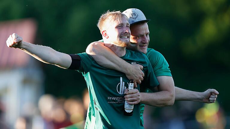 Dominik Weller (links) vom FC Thüngen) feiert mit einem Zuschauer den Aufstieg in die Fußball-Kreisklasse.