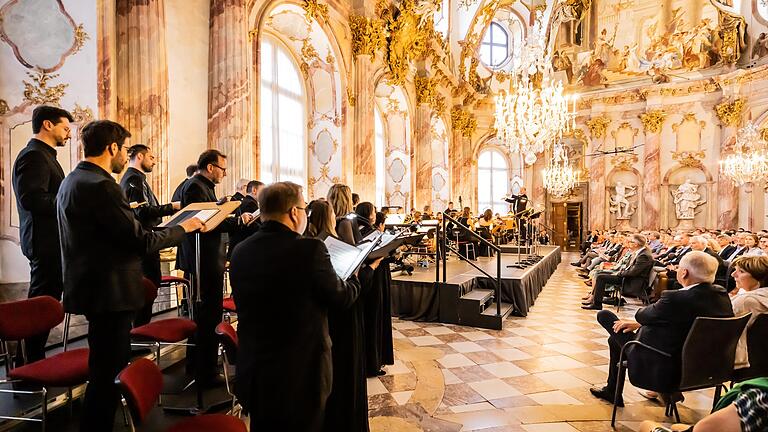 Vielbeschäftigt und hochpräzise: der Chor der KlangVerwaltung im Kaisersaal