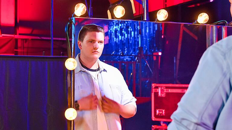 Valentin Schöppner wirft vor seinem Auftritt bei 'The Voice of Germany' hinter der Bühne einen letzten Blick in den Spiegel. Valentin Schöppner wirft vor seinem Auftritt bei 'The Voice of Germany' hinter der Bühne einen letzten Blick in den Spiegel.