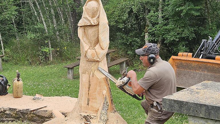 Aus den Stammenden zweier gefällter Eschen hat Robert Reuscher mit Geschick und Feingefühl zwei Heiligenfiguren geschaffen. Hier entsteht gerade die Skulptur der Maria Magdalena.       -  Aus den Stammenden zweier gefällter Eschen hat Robert Reuscher mit Geschick und Feingefühl zwei Heiligenfiguren geschaffen. Hier entsteht gerade die Skulptur der Maria Magdalena.