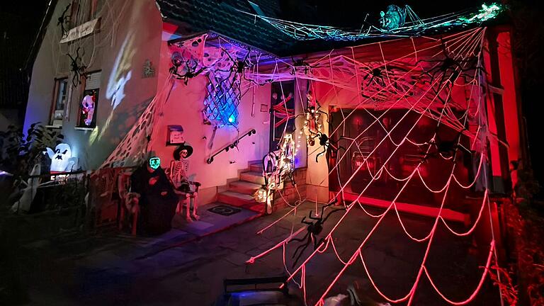 Das Halloween-Haus in Volkach: Spinnen und Skelette hängen an der Hauswand. Das Halloween-Haus in Volkach: Spinnen und Skelette hängen an der Hauswand.