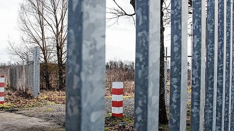 Hinter dem hohen Zaun liegen die begehrten Flächen, die Geldersheimer Landwirte möchten.