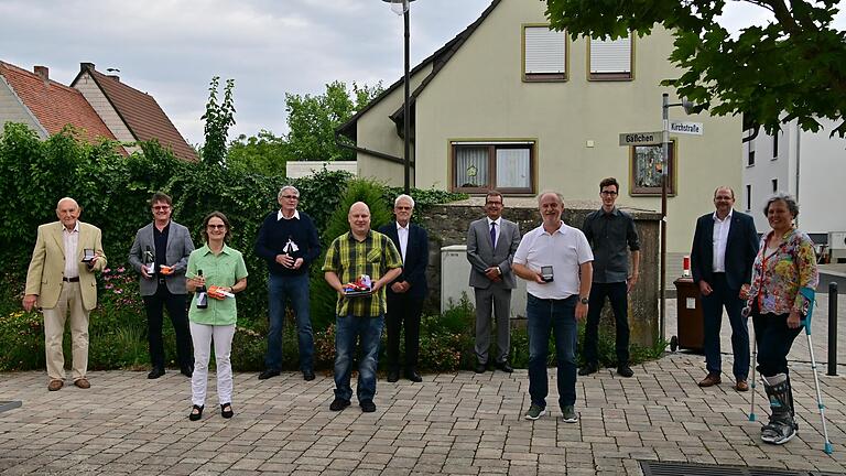 Nachträgliche Ehrung für die ausgeschiedenen und langjährigen Mitglieder und Mitgliederinnen des Waldbüttelbrunner Gemeinderates. Von links: Bernhard Vogel, Andreas Gese, Barbara Plaschke, Erich Nusser, Marko Franz, Bürgermeister Klaus Schmidt, Winfried Körner, 2. Bürgermeister Sebastian Hansen, 3. Bürgermeister Daniel Steinmetz, Ingrid Metz