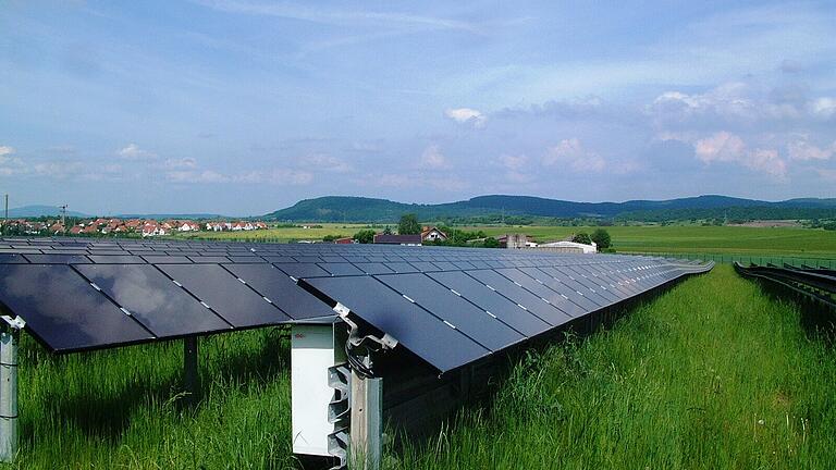 Die Mehrheit der Aubstädter Bürger ist für eine Photovoltaik-Freiflächenanlage (Symbolbild) In einer Bürgerversammlung soll über weitere Schritte informiert werden.