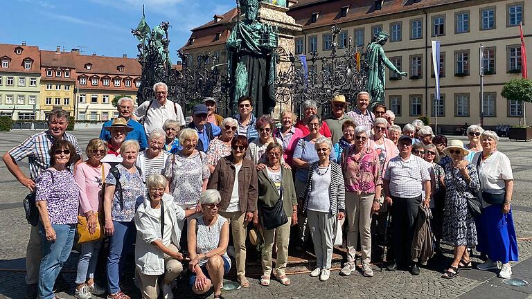 Reisegruppe der AWO am Maximiliansbrunnen in Bamberg.