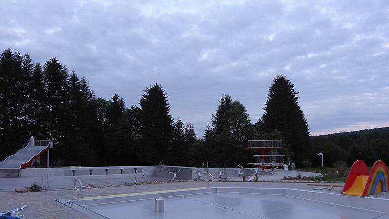 Bald kann es losgehn: Die Arbeiten am Bischofsheimer Freibad sind fast abgeschlossen. Die praktisch neue Freizeiteinrichtung nimmt am 20. Juni den Betrieb auf. Zur offiziellen Eröffnung im August ist ein Sommerfest geplant. Bald kann es losgehn: Die Arbeiten am Bischofsheimer Freibad sind fast abgeschlossen. Die praktisch neue Freizeiteinrichtung nimmt am 20. Juni den Betrieb auf. Zur offiziellen Eröffnung im August ist ein Sommerfest geplant.