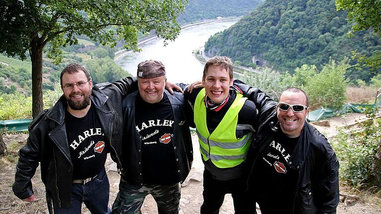 Bei so einem Ausblick gibt es nur strahlende Gesichter: Harley-Friends-Sprecher Peter Fuchs (Zweiter von links) mit seinen &bdquo;Bodyguards&ldquo;.