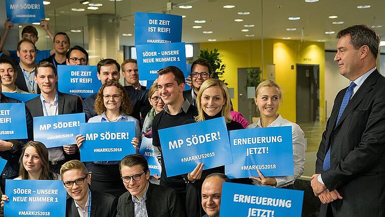 Fortsetzung der Landesversammlung der Jungen Union - Klares Ja zu Markus Söder – auch aus Unterfranken: JU-Bezirksvorsitzender Fabian Weber (unten rechts), seine Stellvertreterin Isabell Rott (rechts dahinter) und Haßberge-Kreisvorsitzende Stefanie Hümpfner (neben Rott) waren bei dieser Aktion der Jungen Union in Erlangen in vorderster Reihe. Fortsetzung der Landesversammlung der Jungen Union - Klares Ja zu Markus Söder – auch aus Unterfranken: JU-Bezirksvorsitzender Fabian Weber (unten rechts), seine Stellvertreterin Isabell Rott (rechts dahinter) und Haßberge-Kreisvorsitzende Stefanie Hümpfner (neben Rott) waren bei dieser Aktion der Jungen Union in Erlangen in vorderster Reihe.
