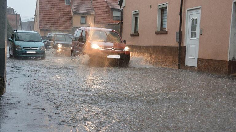 Auch auf den Laudenbacher Straßen hieß es am Dienstagabend 'Land unter'. Auch auf den Laudenbacher Straßen hieß es am Dienstagabend 'Land unter'.