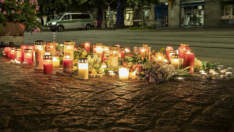 Gedenken am Barbarossaplatz, Ort der Gewalttat: Am 25. Juni hat ein offenbar psychisch gestörter Mann aus Somalia in Würzburg drei Frauen getötet und neun Menschen teils lebensgefährlich verletzt.