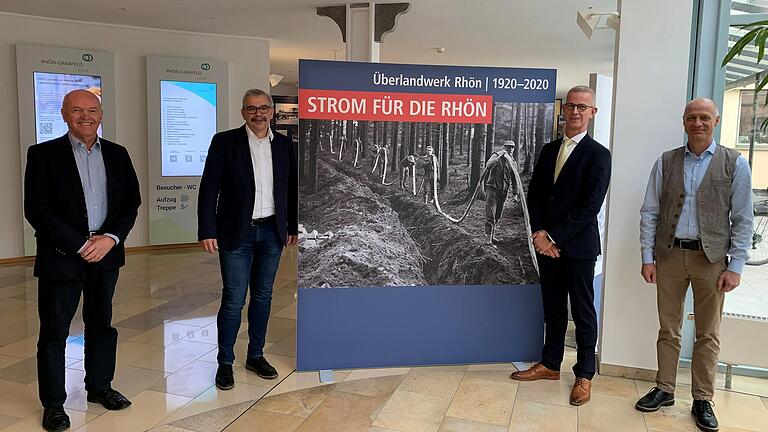 Freuen sich über die Ausstellung: (vorne, von links) Landrat Thomas Habermann, Dipl.-Ing. (FH) Wolfgang Pfeiffer, Abteilungsleiter Stromvertrieb, Geschäftsführer Dipl.-Kfm. Joachim Schärtl und Geschäftsführer Dipl.-Ing. (FH) Roland Göpfert der Überlandwerk Rhön GmbH.