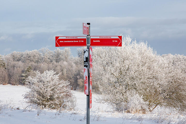 Die gesamte Wanderung ist mit roten Schildern gut ausgeschildert.