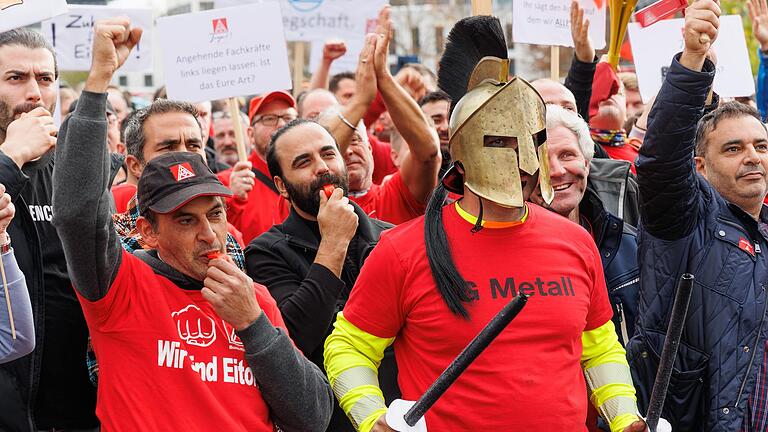 Nicht nur die von der Schließung bedrohten Arbeitnehmer aus Eitorf machten ihrem Arger lautstark Luft.