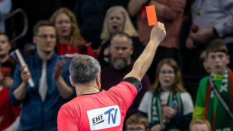 In Bayern gibt es zu wenige Handball-Schiedsrichter (Symbolbild). Um der Entwicklung entgegenzuwirken, hat der Bayerische Handball-Verband (BHV) seine Spielordnung geändert.