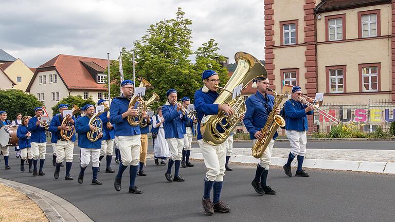Die Kirchenparade vom Gemündener Huttenschloss in die Stadtmitte zur Kirche Peter und Paul wurde angeführt von der Fischertrachtenkapelle. Die Kirchenparade vom Gemündener Huttenschloss in die Stadtmitte zur Kirche Peter und Paul wurde angeführt von der Fischertrachtenkapelle.