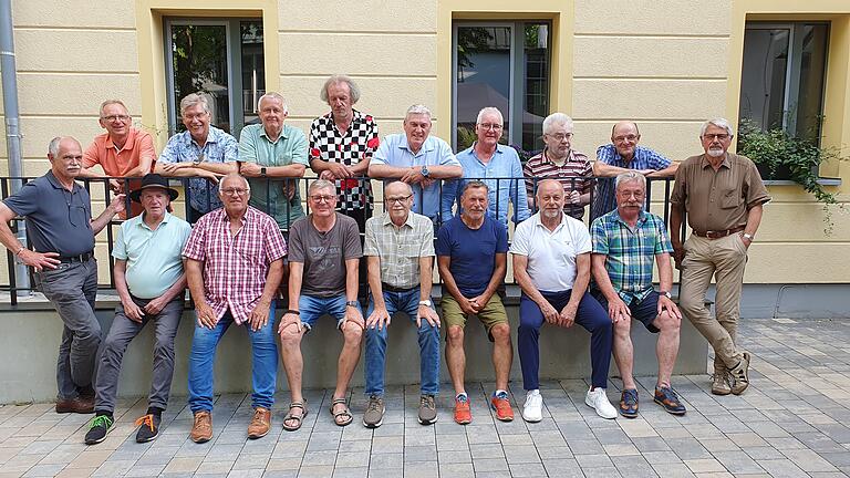 Die Klasse 10a des Jahrgangs 1973 von der staatlichen Realschule für Knaben in Oberndorf heute . Die Klasse 10a des Jahrgangs 1973 von der staatlichen Realschule für Knaben in Oberndorf heute .