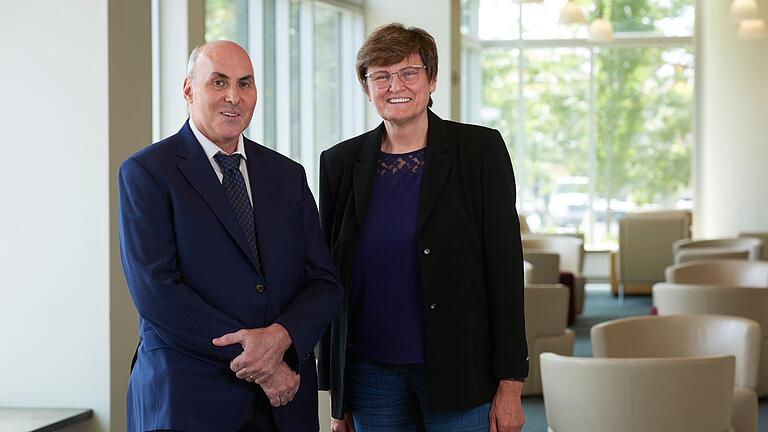 Weissman und Karikó.jpeg - Der Nobelpreis für Medizin geht in diesem Jahr an die in Ungarn geborene Forscherin Katalin Kariko und den US-Amerikaner Drew Weissman für Grundlagen zur Entwicklung von mRNA-Impfstoffen gegen Covid-19. Weissman und Karikó.jpeg - Der Nobelpreis für Medizin geht in diesem Jahr an die in Ungarn geborene Forscherin Katalin Kariko und den US-Amerikaner Drew Weissman für Grundlagen zur Entwicklung von mRNA-Impfstoffen gegen Covid-19.