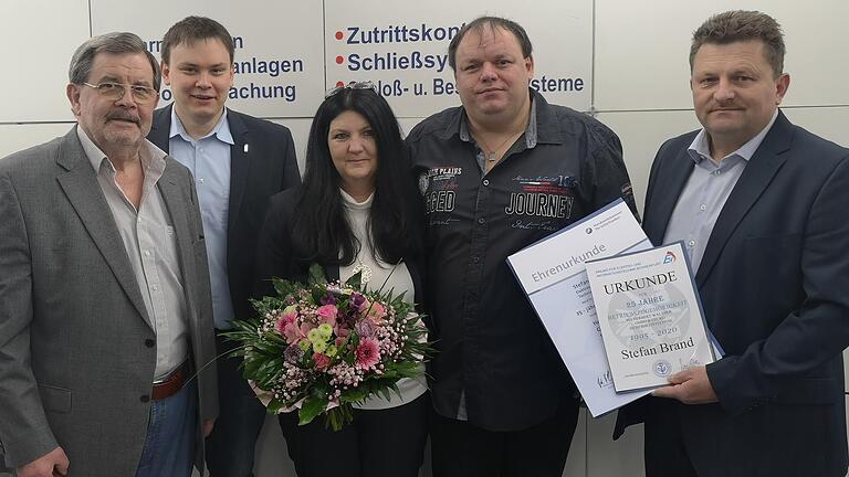 Stefan Brand (Zweiter von rechts) arbeitet seit 25 Jahren bei der Firma Schlüssel Walther. Ihm gratulieren (von links) Firmenchef Rainer Sauter, Maximilian Sauter, Brands Ehefrau Petra Maier und Innungsobermeister Jürgen Weth.