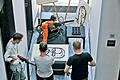 Titus Ebbecke (links) stellte seinen malenden Roboter während

der Ausstellung 'Bergwerk' an der Fakultät Gestaltung in der FHWS aus