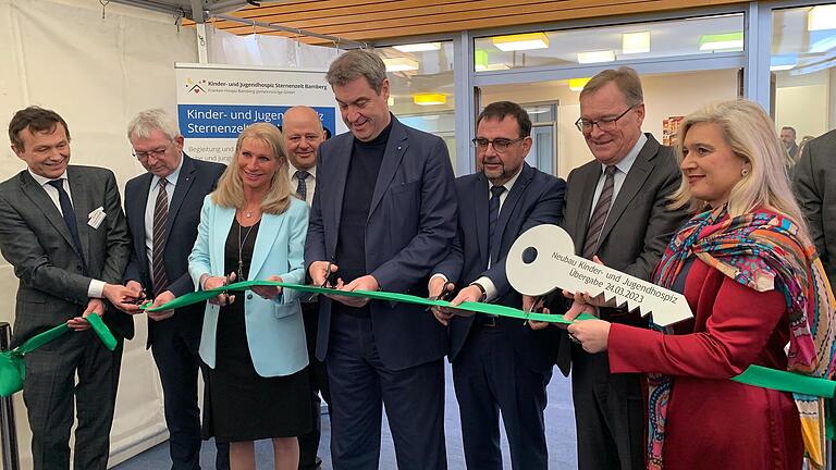 Bei der Eröffnungszeremonie (von links): Xaver Frauenknecht, Vorsitzender des Vorstandes der Sozialstiftung Bamberg, Landrat Johann Kalb, Karin Baumüller-Söder, Landtagsabgeordneter Holger Dremel, Ministerpräsident Markus Söder, Gesundheits- und Pflegeminister Klaus Holetschek, Oberbürgermeister Andreas Starke, Staatministerin für Europaangelegenheiten und Internationales Melanie Huml Bei der Eröffnungszeremonie (von links): Xaver Frauenknecht, Vorsitzender des Vorstandes der Sozialstiftung Bamberg, Landrat Johann Kalb, Karin Baumüller-Söder, Landtagsabgeordneter Holger Dremel, Ministerpräsident Markus Söder, Gesundheits- und Pflegeminister Klaus Holetschek, Oberbürgermeister Andreas Starke, Staatministerin für Europaangelegenheiten und Internationales Melanie Huml