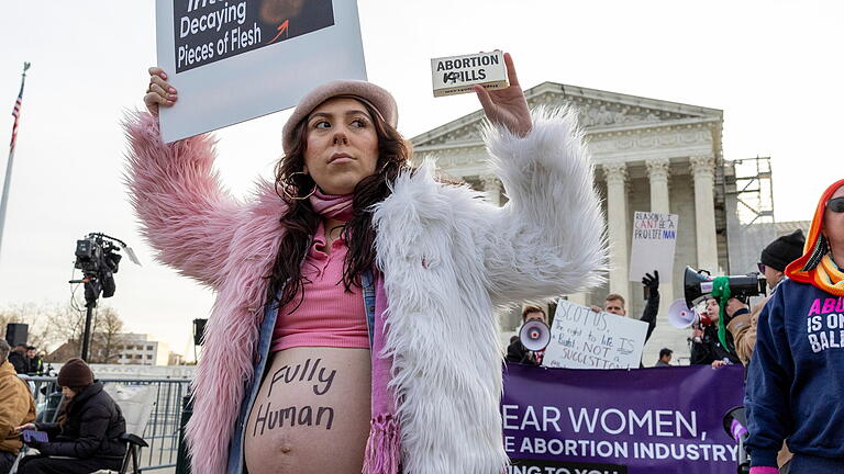 Anhörung zur Abtreibungspille Mifepristone vor dem Supreme Court.jpeg       -  Abtreibungsgegner wollen in den USA den Zugang zu medikamentöser Abtreibung erschweren.